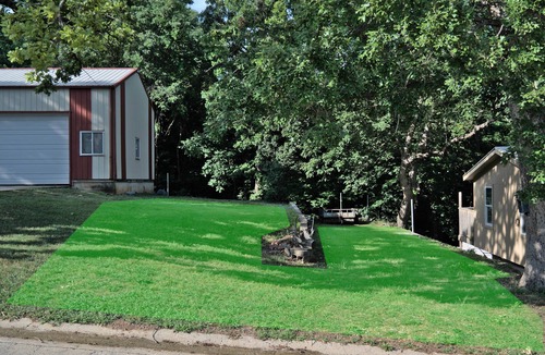 Warsaw House | T's Fish Camp-Crappie Are Biting—Sleeps up to Six
