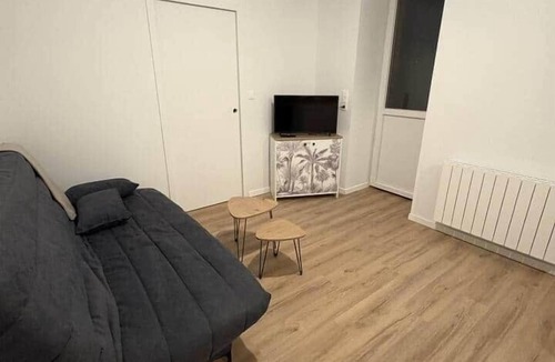 Challans Apartment | T1 bis rénové Coin nuit Séjour paisible