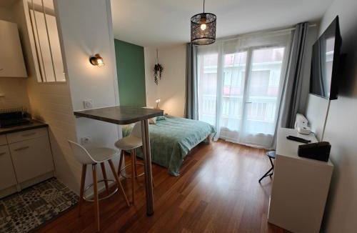 Quartier des Eaux-Claires Apartment | T1 bis rénové Grenoble et parking