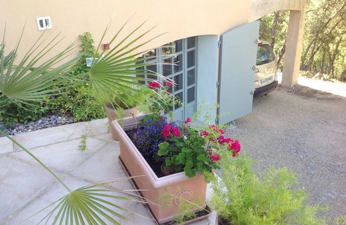 Esparron-de-Verdon Apartment | T1 charming classified * on the ground floor of villa with garden and swimming pool, private lake access