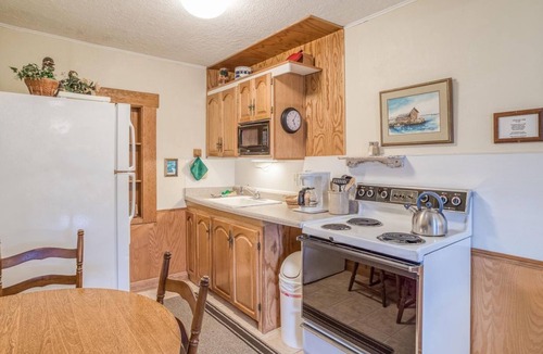 Depoe Bay Apartment | T10 - Skiff @ Trollers Lodge