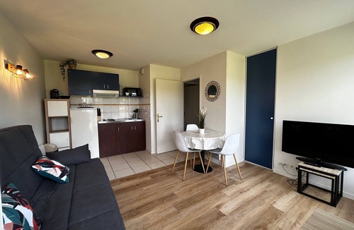 La Roche-Posay Apartment | T2 Apartment with Wi-Fi and Pool 200m from Spas