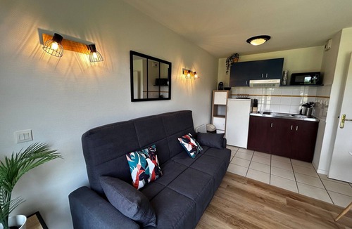 La Roche-Posay Apartment | T2 Apartment with Wi-Fi and Pool 200m from Spas