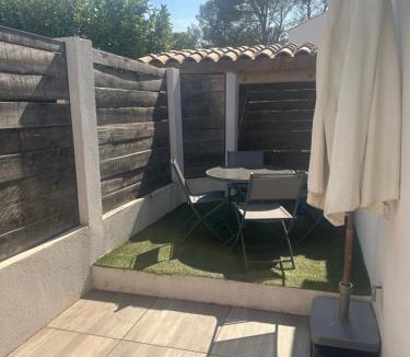 Rocbaron House | T2 avec spa en centre VAR