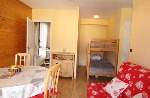 Bagneres-de-Luchon Apartment | T2 bis au pied du télécabine, balcon, garage, centre-ville de Luchon - FR-1-313-160