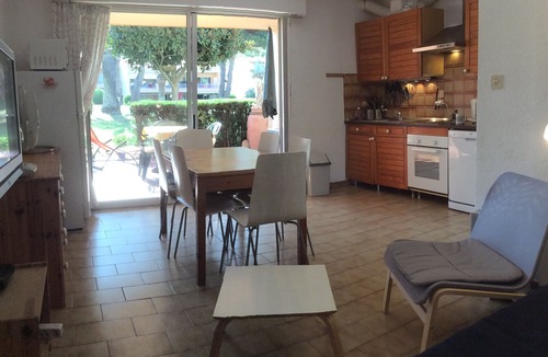 Le Pradet Apartment | T2 by the sea, 150 m to the beach/sea, TOPP prices, FREE: WLAN, pool, tennis