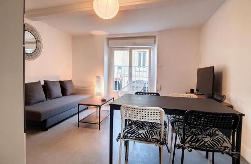 Luc-sur-Mer Apartment | T2 Centre-ville Luc-sur-Mer, à 30m Plage, Wifi, 4 Pers - FR-1-746-13
