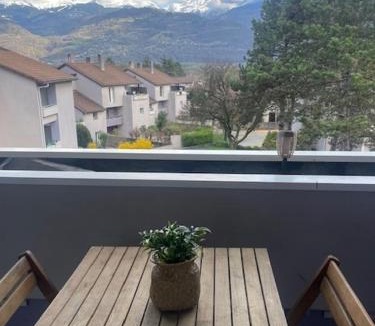 Crolles Apartment | T2 Crolles Haut de gamme terrasse vue Belledonne