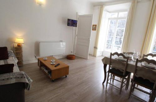 Bagneres-de-Luchon Apartment | T2 Lumineux Centre Luchon, 4 Pers, Parking, Proche Thermes & Télécabine - FR-1-313-230