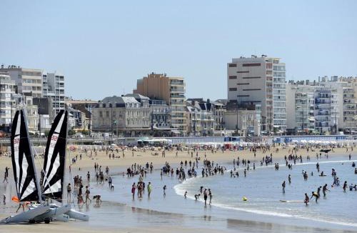 Chateau-d'Olonne Apartment | T2 Mezzanine aux Sables d'Olonne - Balcon, Proche Plage et Commerces - FR-1-92-745