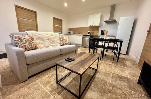 La Madeleine Apartment | T2- Proche Loire/Place privée au pied du logement