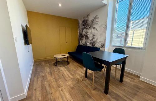 La Roche-sur-Yon Apartment | T2 rénové avec salon séparé, canapé, TV