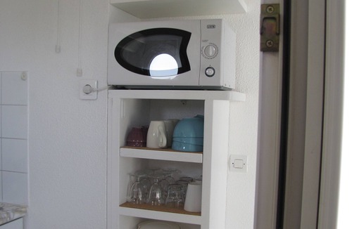Les Arenes Apartment | T2 rated 3 *,air-conditioned, 500 m from the beach, sleeps 4, parking, terrace.