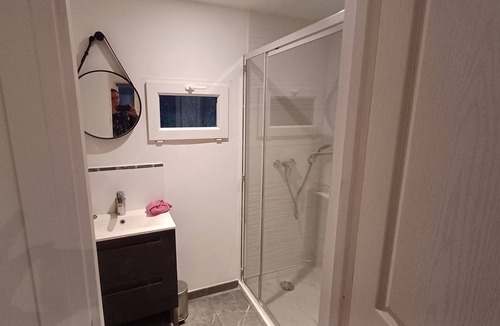 Saint-Sebastien-sur-Loire Ski Chalet | T2 Spacieux de 31 m2, Rénové, 1 Chambre, 1 Cuisine Salon, 1 sdb et WC Séparé