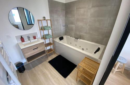 Saint-Florentin Apartment | T2 spacieux avec baignoire Balnéo en RdC sur cour