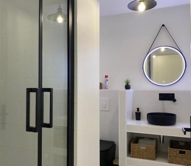 Nord-Saint-Martin Apartment | T2 très bien situé-refait-Balcon aménagé-box clos