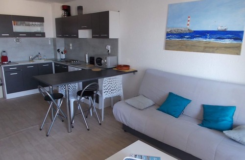 Port-la-Nouvelle Apartment | T3 apartment with air-conditioning on the seafront, completely refurbished and newly equipped.