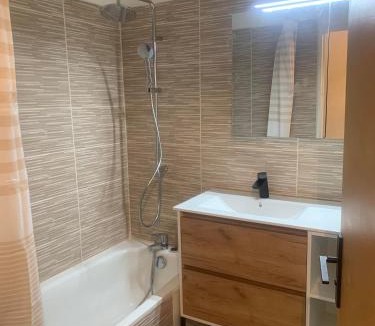 Salon-de-Provence Apartment | T3 Centre Parking 4pers Calme & Confort