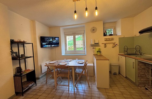 Ax-les-Thermes Apartment | T3 comfort à Ax: randos, skiing and relaxation