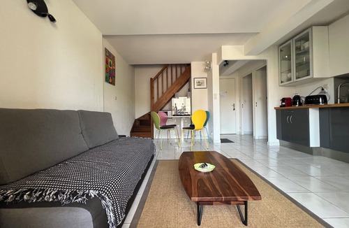 Le Brusc Apartment | T3 DUPLEX apartment, reversible air conditioning, private parking