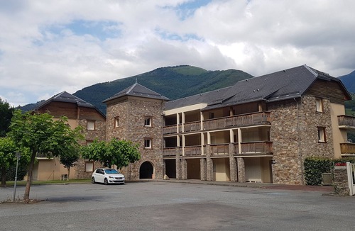 Bagneres-de-Luchon Apartment | T3 garden apartment in residence