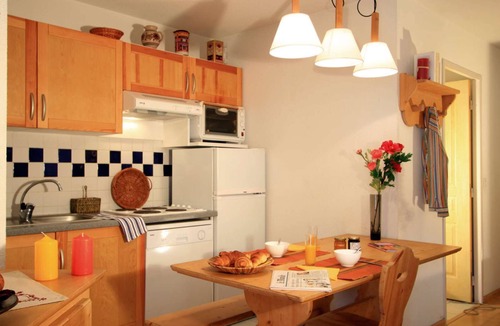 Bagneres-de-Luchon Apartment | T3 in LUCHON in residence with pool and garden (Pyrenees)