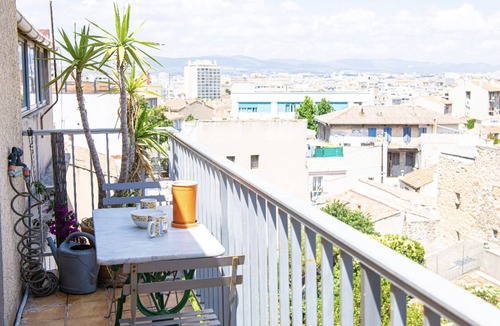 Saint-Lambert Apartment | T3 in the heart of Endoume with private parking