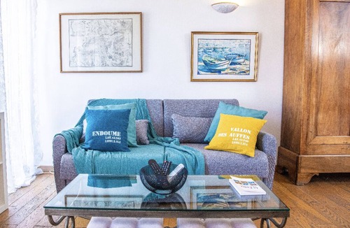 Saint-Lambert Apartment | T3 in the heart of Endoume with private parking