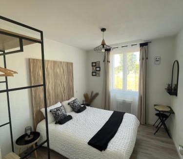 Anatole France Apartment | T4 Lumineux proche Centre Ville Narbonne & Des Grands Buffets 2 étoiles