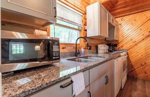 Shell Knob Cabin | Table Rock Lake Cabin - The Oaks #5 with Lake Access & Hot Tub