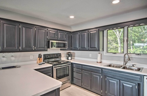 Emerald Beach House | Table Rock Lake Hideaway w/Deck: Bring Your Boat!