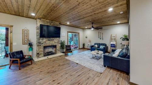 Indian Point House | Table Rock Lake Luxury Resort Lodge - Boat Slip