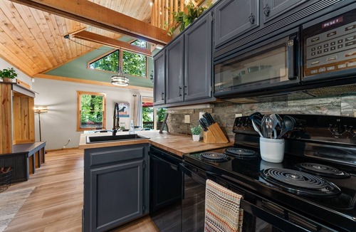 Kimberling City Cabin | Table Rock Lake View, Huge Deck, Trees, Quiet, Updated, Decorated for Holidays!