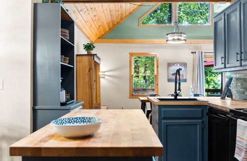 Kimberling City Cabin | Table Rock Lake View, Huge Deck, Trees, Quiet, Updated, Decorated for Holidays!