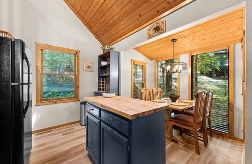 Kimberling City Cabin | Table Rock Lake View, Huge Deck, Trees, Quiet, Updated, Decorated for Holidays!