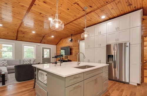 Golden Cottage | Table Rock Lake Vacation Rental with Swim Dock!