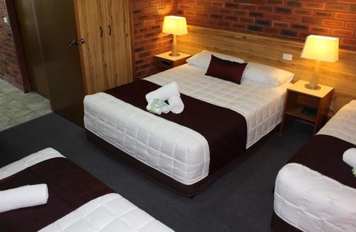 Lake Tabourie Hotel | Tabourie Lake Motel