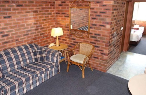 Lake Tabourie Hotel | Tabourie Lake Motel