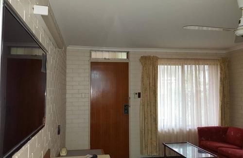 Lake Tabourie Hotel | Tabourie Lake Motel