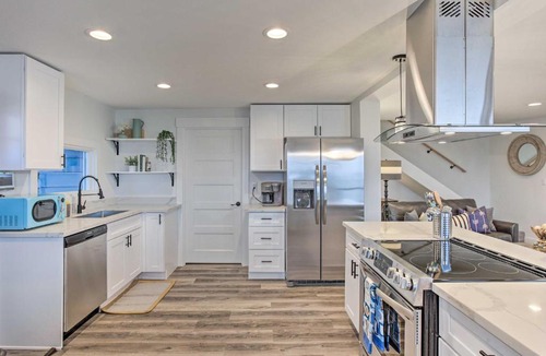 Tacoma House | Tacoma Dash Point Beach Cabin with Balcony!