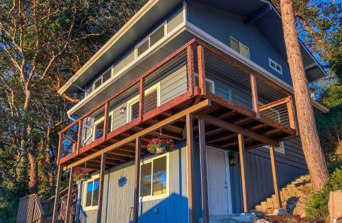 Tacoma House | Tacoma Dash Point Beach Cabin with Balcony!