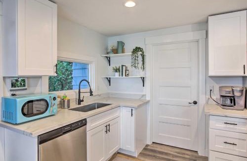 Tacoma House | Tacoma Dash Point Beach Cabin with Balcony!