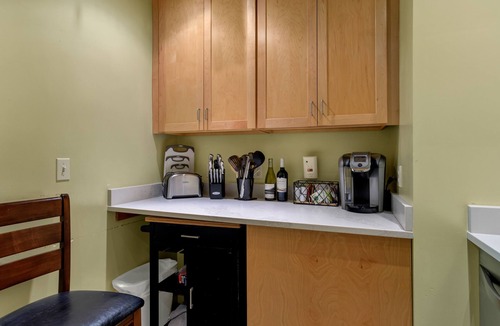 New Tacoma Condo | Tacoma's Theater District Charming Studio with Deck! Third floor condo.