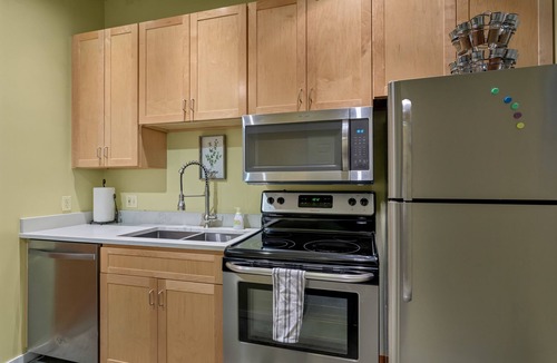 New Tacoma Condo | Tacoma's Theater District Charming Studio with Deck! Third floor condo.