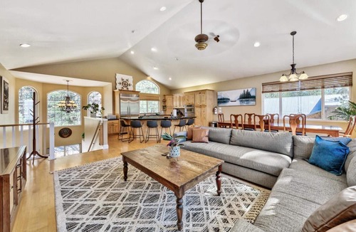 Tahoe Paradise Cabin | Tahoe Base Camp: National Forest Land, Air Conditioning, Hot Tub, Pool Table, Pet Friendly