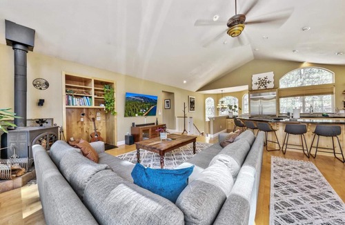 Tahoe Paradise Cabin | Tahoe Base Camp: National Forest Land, Air Conditioning, Hot Tub, Pool Table, Pet Friendly