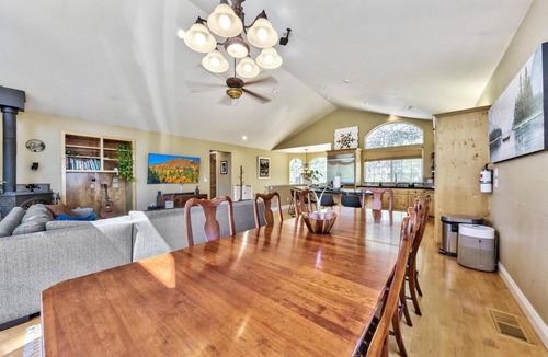 Tahoe Paradise Cabin | Tahoe Base Camp: National Forest Land, Air Conditioning, Hot Tub, Pool Table, Pet Friendly