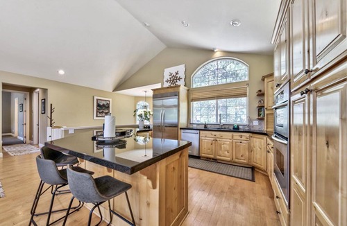 Tahoe Paradise Cabin | Tahoe Base Camp: National Forest Land, Air Conditioning, Hot Tub, Pool Table, Pet Friendly