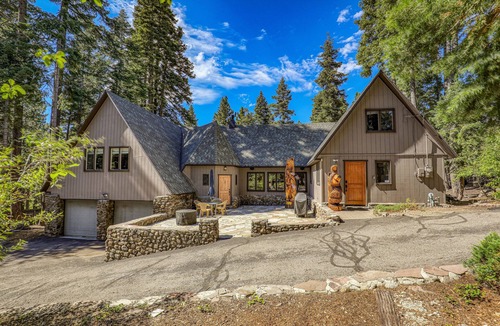 Carnelian Woods House | Tahoe Dreamer by Tahoe Getaways - Pet Friendly 4 BR Game Room + Walk to Lake!