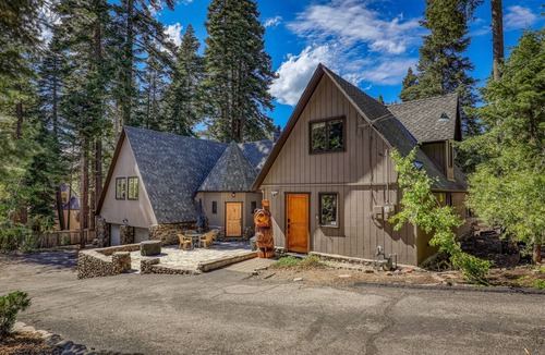 Carnelian Woods House | Tahoe Dreamer by Tahoe Getaways - Pet Friendly 4 BR Game Room + Walk to Lake!